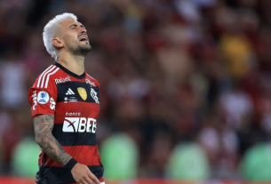 Arrascaeta olhando para o alto com semblante de dor