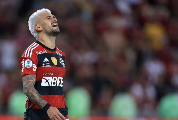 Arrascaeta olhando para o alto com semblante de dor