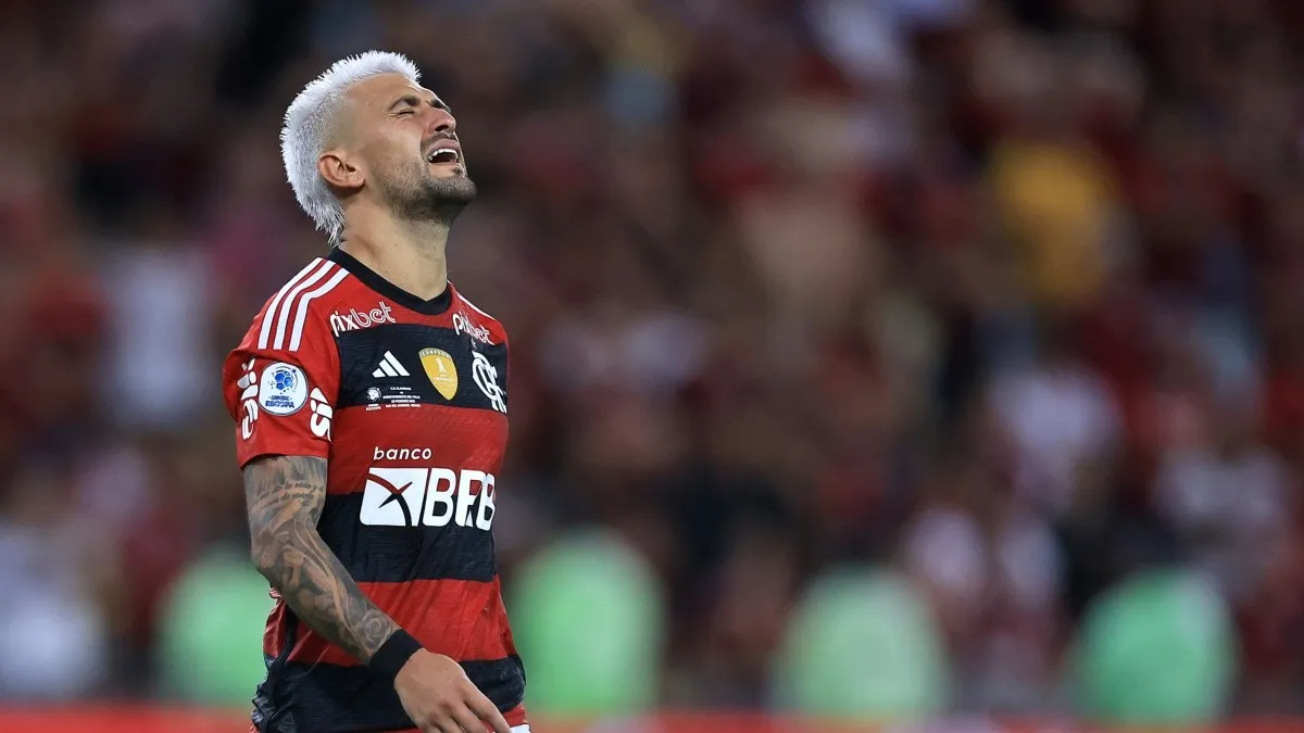 Arrascaeta olhando para o alto com semblante de dor